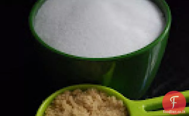 Torta glassata di succo d'arancia e olio d'oliva con pinoli