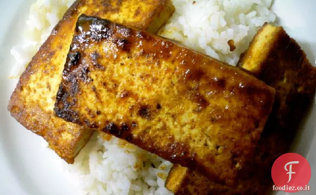 Tofu smaltato in padella con succo d'arancia e spezie calde