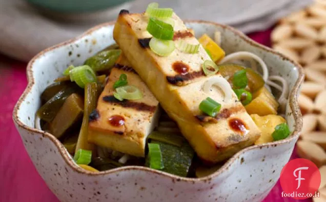 Tofu alla griglia con zucca estiva e tagliatelle