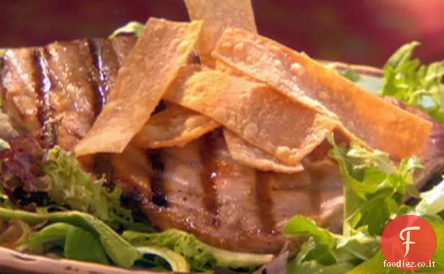 Tonno scottato con salsa al wasabi al limone e patatine Wonton alla senape calda