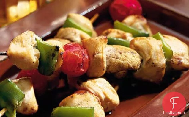 Kabobs di pollo e verdure