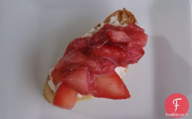 Crostini per colazione al rabarbaro e fragole