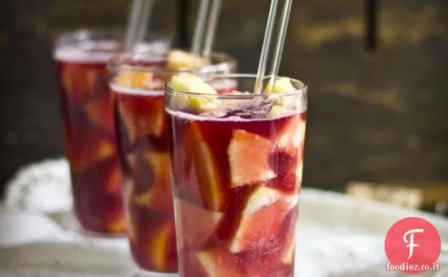 Refrigeratori per vino hawaiano con fette di ananas congelate