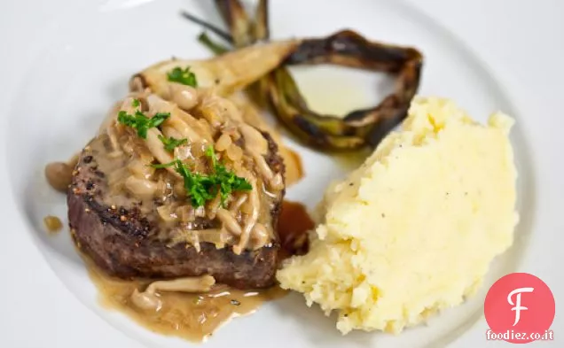Bistecca con salsa di funghi (steak Aux Champignons)