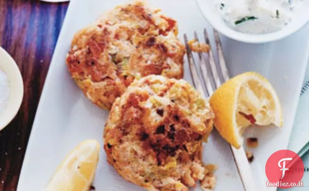 Torte di salmone e coregone con salsa di cetrioli al rafano