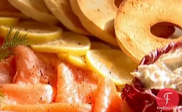 Bagel con salmone affumicato e insalata di coregone