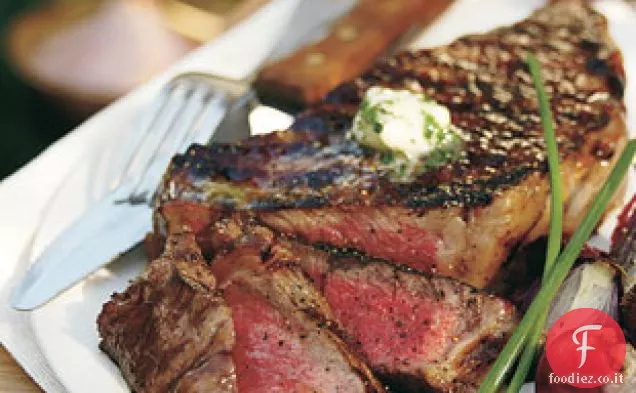 Bistecche di costine alla griglia con burro di prezzemolo e aglio