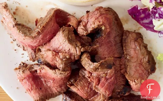 Bistecca di fianco alla griglia con grani di pepe del Sichuan