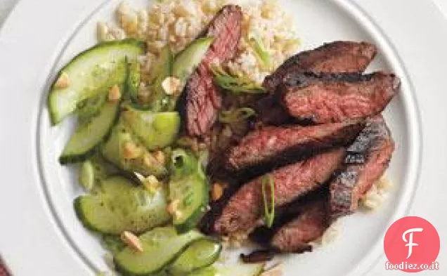 Piccante Hoisin gonna bistecca con insalata di cetrioli