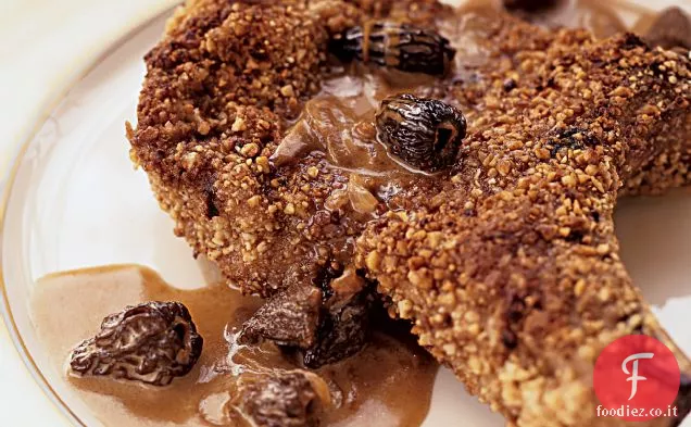 Costolette di maiale in crosta di nocciole con salsa di spugnole