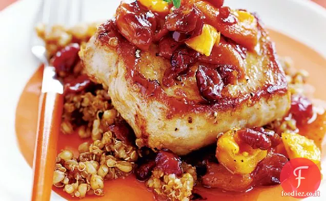 Braciole di maiale fritte in padella con Quinoa Pilaf e frutta secca