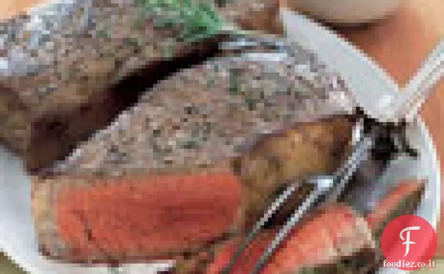 Bistecche di New York alla griglia con tapenade verde oliva