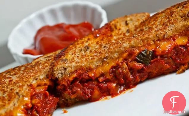 Panino al formaggio alla griglia Kimchi con ketchup Gochujang per immersione