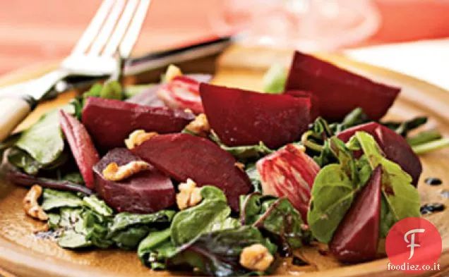 Insalata di barbabietole arrostite e scalogno su barbabietole appassite e rucola