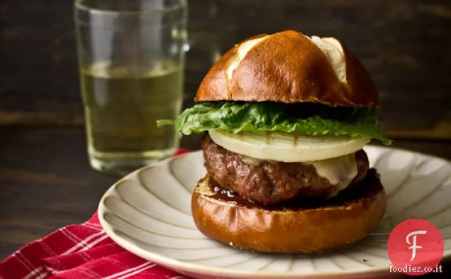 Hamburger balsamico di acero alla griglia con formaggio cheddar piccante