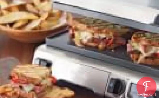 Cheesy Steak & Funghi Panini con patatine fritte