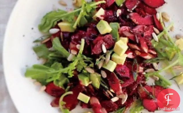 Insalata di barbabietole, avocado e rucola con semi di girasole