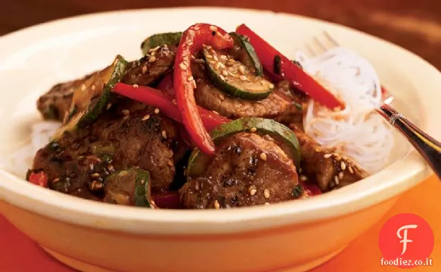 Carne di maiale e verdure saltate in padella con salsa asiatica piccante