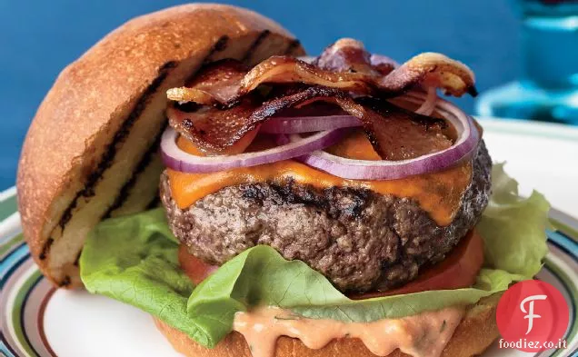 Hamburger Cheddar BLT con dragoncello condimento russo