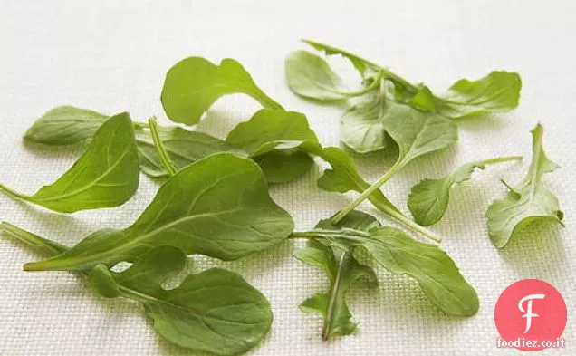 Bistecca di fianco tagliata sottilmente su rucola con aglio e olio di limone