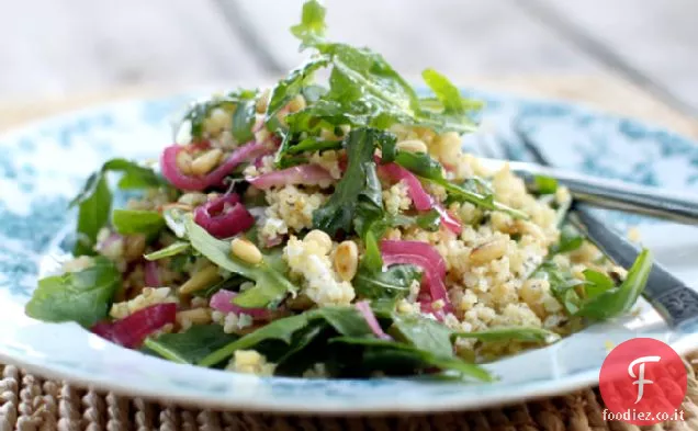 Insalata di miglio tostato con rucola, cipolle sottaceto veloci e via
