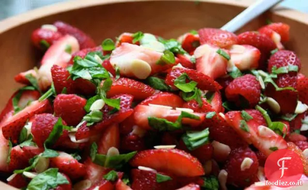 Insalata di rucola alla fragola con ripieno di ricotta