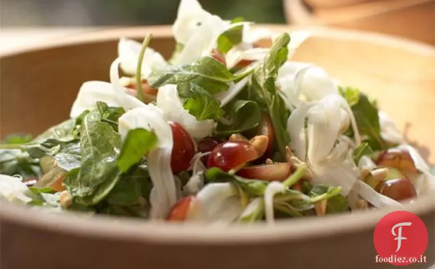 Insalata di rucola, finocchio e uva con anacardi