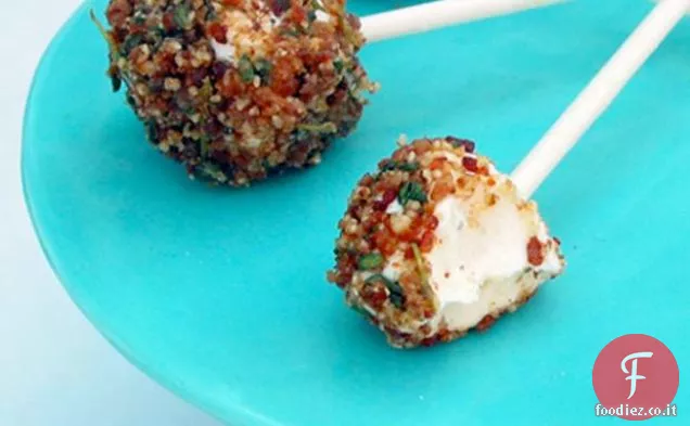 Il formaggio di capra si apre con erbe, noci pecan e pancetta