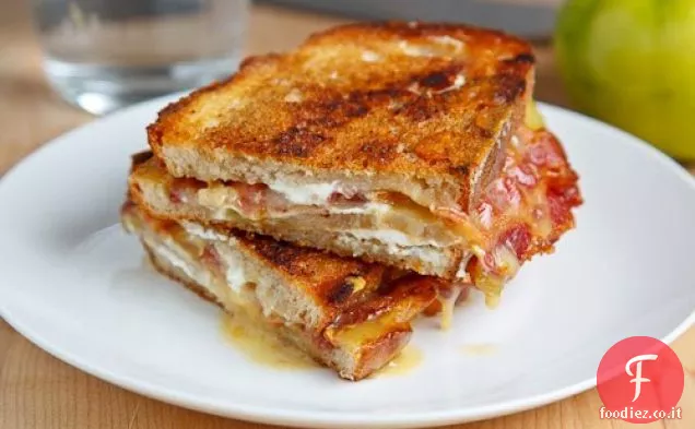 Brie alla griglia e panino al formaggio di capra con pancetta e pomodoro verde