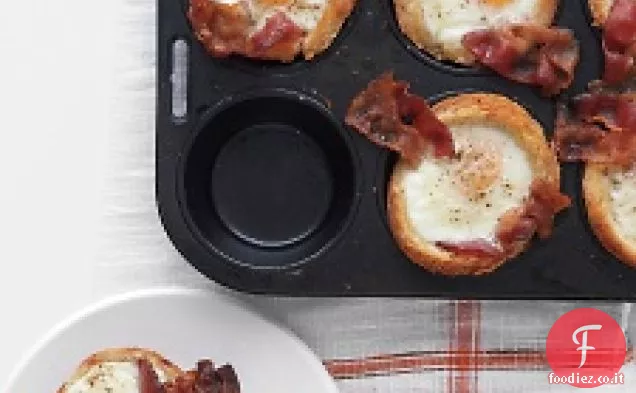Bacon, uovo e tazze di pane tostato