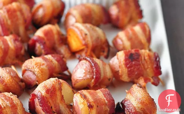 Bacon - avvolto morsi di patate con piccante salsa di panna acida immersione