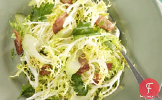 Insalata di frisee con salsa di pancetta calda