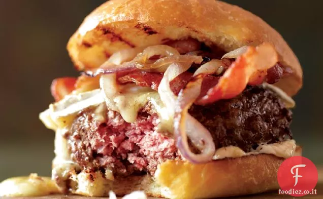 Hamburger di pancetta su panini brioche