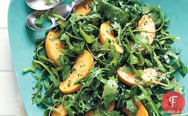 Insalata di rucola e pesca con Vinaigrette di erba cipollina cremosa
