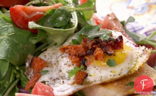 Pomodoro, Cipolla Rossa e Rucola con uovo fritto, Chorizo alla griglia e crostini di Provoleto alla griglia