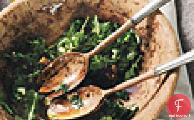 Insalata di rucola con cipolle caramellate, formaggio di capra e noci candite