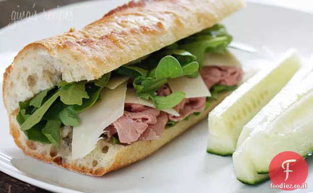 Roast Beef, rucola e parmigiano rasato su una baguette