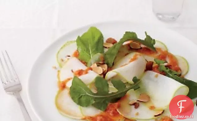 Insalata di cavolo rapa e rucola rasata con aglio grosso e Piment