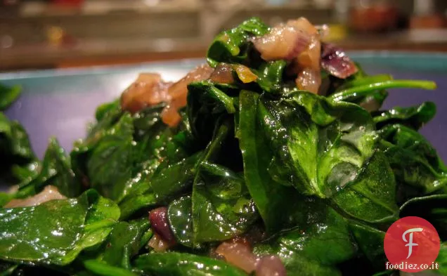 Insalata di spinaci appassiti con Cipolle rosse caramellate al balsamico