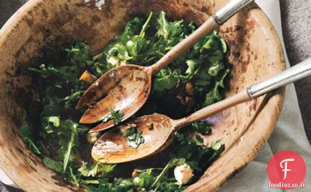 Insalata di rucola con cipolle caramellate, formaggio di capra e canditi