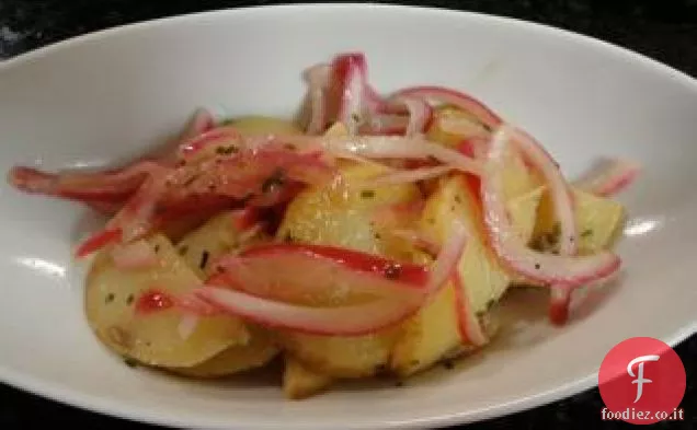 Insalata di patate e cipolle con sale e aceto