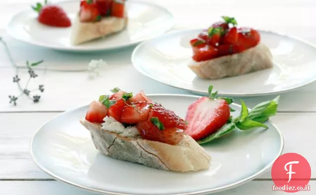 Bruschetta Balsamica di Fragole, Basilico e Formaggio di Capra