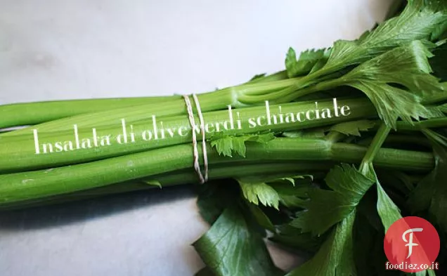 Un'insalata di olive schiacciate