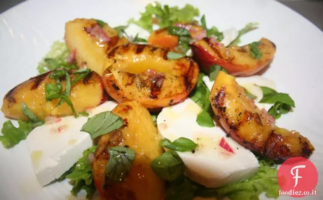 Insalata di mozzarella alla griglia di pesche e panna(y)