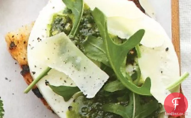 Bruschetta di Mozzarella, Pesto, Rucola e Parmigiano