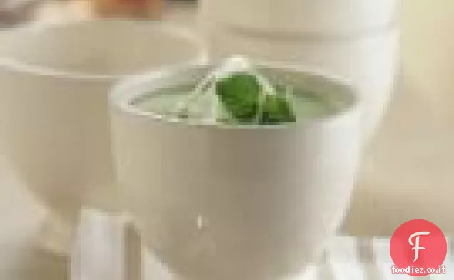 Zuppa di piselli freschi con crema di fiori di erba cipollina
