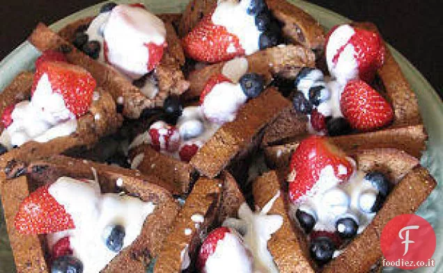 Tazze di toast francese con frutta fresca e panna