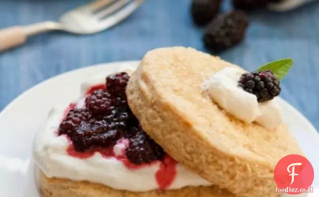 Shortcakes di zucchero di canna con Olallieberries e Crema di Verbena al limone