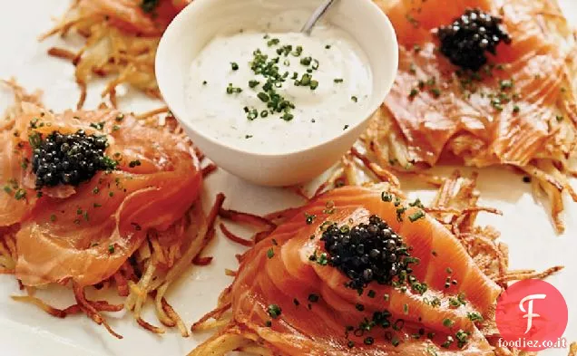 Frittelle di patate con salmone affumicato, caviale e crema di aneto
