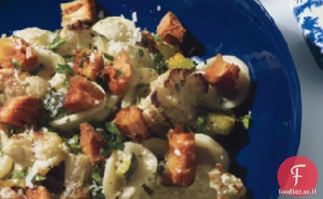 Orecchiette con Cavolfiore, Acciughe e Crostini Fritti
